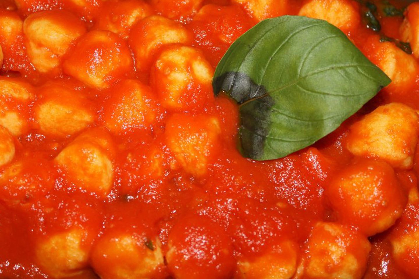 Gnocchi  Donnerstags gibt es Klöße in Rom. So steht es fest in der traditionell römischen Küche. Gnocchi del giovedi sind nach wie vor sehr beliebt in der Hauptstadt. Eigentlich bestehen sie aus Kartoffeln, die römischen Gnocchi werde aber oft aus Grieß zubereitet.