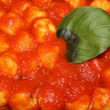 Gnocchi  Donnerstags gibt es Klöße in Rom. So steht es fest in der traditionell römischen Küche. Gnocchi del giovedi sind nach wie vor sehr beliebt in der Hauptstadt. Eigentlich bestehen sie aus Kartoffeln, die römischen Gnocchi werde aber oft aus Grieß zubereitet.