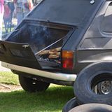 ... ihre Hitze passender Weise aus dem Motorraum bekommt