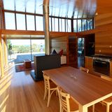 Purismus mit Plumpsko: Unter dem schrägen Wellblechdach, welches das Regenwasser für die Zisterne sammelt, herrscht der Luxus einer minimalistischen Ästhetik. Zum Duschen muss jeder Gast sein Wasser von Hand pumpen. Für die nächsten Tage der geführten Wanderung bildet die Lodge die Ausgangsbasis - für weitere Ausflüge mit dem Kanu und zu Fuß.  Weitere Infos unter greatwalksofaustralia.com.au und www.taswalkingco.com.au/bay-of-fires-lodge-walk