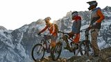Die Gruppe zeigt noch einmal den alpinen Sportlook. Die Trendmarke ist allerdings nicht billig. Zur Orientierung: Für eine Jacke muss man über 200 Euro einkalkulieren, für Shorts etwa 75 Euro.