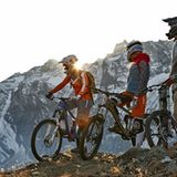 Die Gruppe zeigt noch einmal den alpinen Sportlook. Die Trendmarke ist allerdings nicht billig. Zur Orientierung: Für eine Jacke muss man über 200 Euro einkalkulieren, für Shorts etwa 75 Euro.