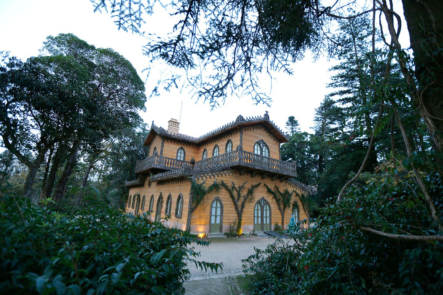 Das Chalet der Gräfin von Edla im Park von Pena. Hier hatte einst eines der berühmtesten Liebespaare der portugiesischen Geschichte Zuflucht gefunden: Die Opernsängerin Elise Friederike Hensler, späterer "Gräfin von Edla" und König Ferdinand II. von Portugal, der als Künstlerkönig in die Geschichte einging.