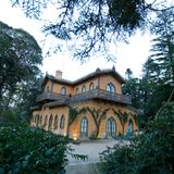 Das Chalet der Gräfin von Edla im Park von Pena. Hier hatte einst eines der berühmtesten Liebespaare der portugiesischen Geschichte Zuflucht gefunden: Die Opernsängerin Elise Friederike Hensler, späterer "Gräfin von Edla" und König Ferdinand II. von Portugal, der als Künstlerkönig in die Geschichte einging.