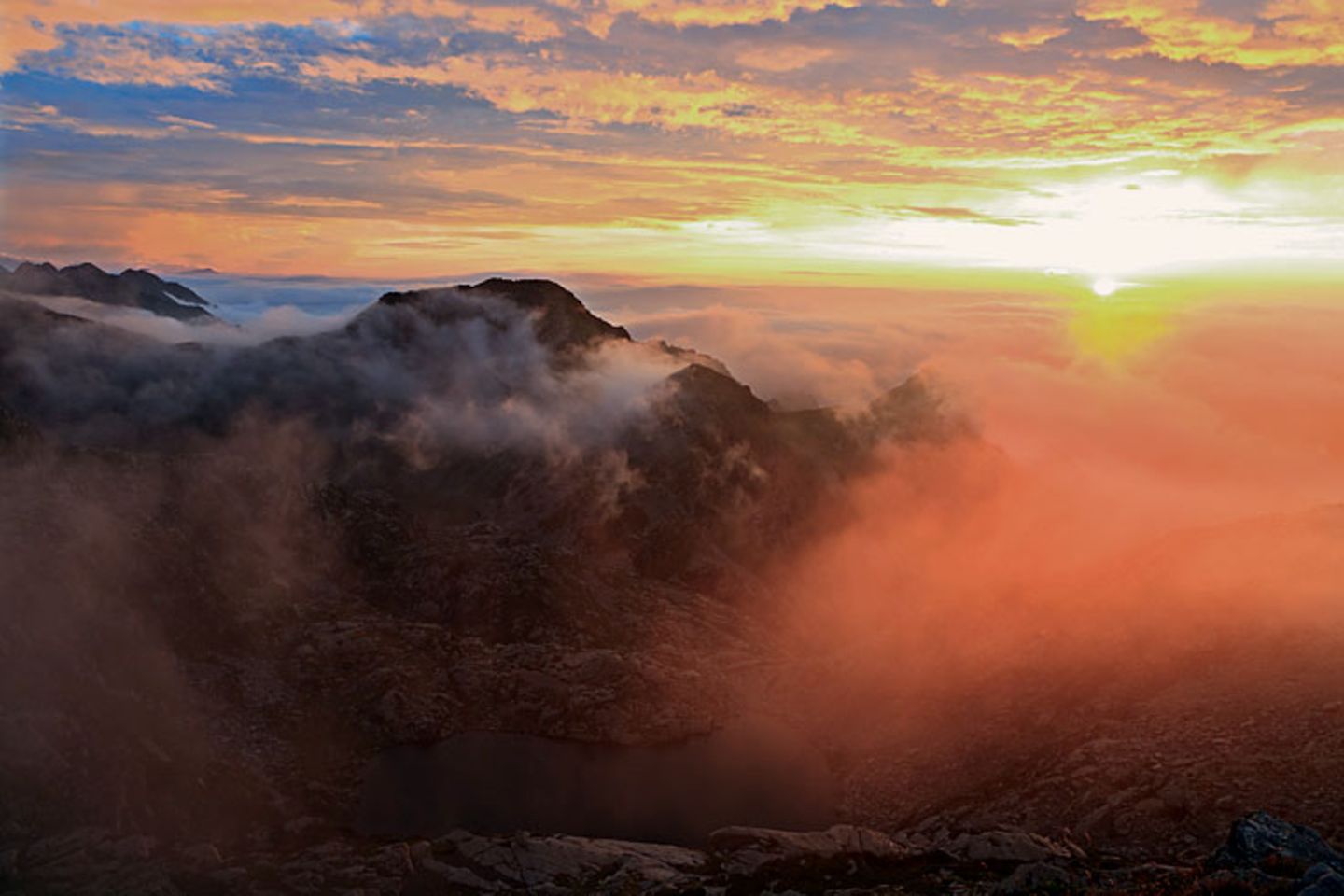 Etappe 18: Auf der Punta Tre Vescovi den Sonnenaufgang zu erleben ist durchaus realisierbar, denn das Rifugio Rivetti liegt nur 350 Meter unter dem Gipfel