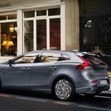 Im Interieur setzt Volvo auf klares, reduziertes Design und hohe Funktionalität. Hochwertige Materialien, eine passgenaue Verarbeitung und diverse Dekor-Elemente im Metall-Look sollen dem Premium-Anspruch der Kunden genügen