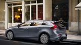 Im Interieur setzt Volvo auf klares, reduziertes Design und hohe Funktionalität. Hochwertige Materialien, eine passgenaue Verarbeitung und diverse Dekor-Elemente im Metall-Look sollen dem Premium-Anspruch der Kunden genügen