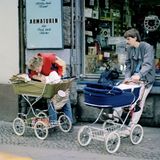 Väter, die sich um ihre Neugeborenen kümmern - das ist keine Erfindung von Ursula von der Leyen. Thomas Billhardt dokumentierte dieses Phänomen schon 1987 in Halle