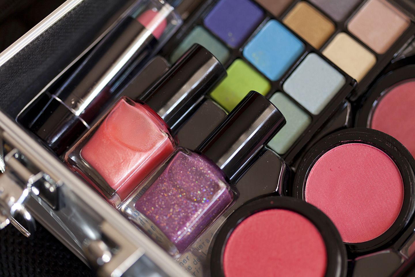 Träume gibt's nicht im Make-up-Regal: In einem Brief an seine Tochter versucht ein Vater, die Slogans der Beauty-Industrie umzudeuten.