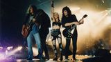 Mit den großen Bands kam der große Erfolg. 1992 war ein entscheidendes Jahr für das Wacken Open Air, erstmals spielten mit Saxon und Blind Guardian international bekannte Bands in Wacken. Dieses Foto entstand ein Jahr später (1993) und zeigt die blonde Rockröhre Doro Pesch. Sie gehört heute zum Wacken-Stamminventar und tritt fast jedes Jahr auf.