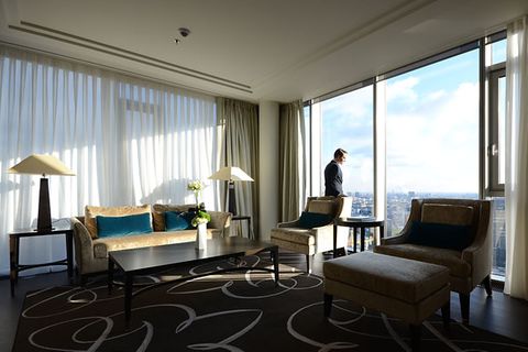 Über den Dächern von Berlin: Blick aus einer der 50 Tower-Suiten in einem der oberen Stockwerke. Deutlich wird die Ausstattung aller 232 Zimmer: Das für die Innenarchitektur zuständige Büro Inter-Art-Études aus Paris verzichtet auf modischen Designer-Schnickschnack und setzt auf zeitlose Eleganz.