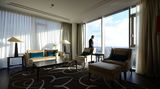 Über den Dächern von Berlin: Blick aus einer der 50 Tower-Suiten in einem der oberen Stockwerke. Deutlich wird die Ausstattung aller 232 Zimmer: Das für die Innenarchitektur zuständige Büro Inter-Art-Études aus Paris verzichtet auf modischen Designer-Schnickschnack und setzt auf zeitlose Eleganz.