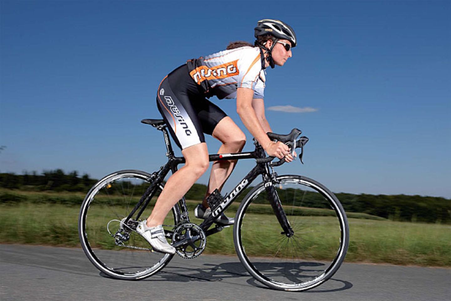 Rennrad - Es lebe der Sport    Beispiel  Marke: Müsing Typ: Onroad Lite Preis: 1800 Euro  Rennräder sind, wie der Name schon sagt, mobile Sportgeräte mit einem einzigen Anspruch: Sport. Rennrad fährt man nicht zum Trödeln. Wer ein Rennrad fährt, der trainiert. Selten sieht man Männer oder Frauen mit den schmalen Schönheiten "nur" zur Arbeit sausen.  Als Trainingsgerät ist ein Rennrad super, doch ohne Trainingsabsichten hat das Rennrad viele Nachteile. Ein echtes Leichtbaurad ist weniger stabil und erfordert viel Pflege und Wartung. Mit Rennpedalen ausgerüstet, lässt sich das Rad kaum mit normalen Schuhen fahren. Die Haltung auf dem Rad erschwert es, den Stadtverkehr im Blick zu behalten. Auf einem Rennrad kann man nicht "sitzen" – das Gewicht ruht auf Händen und Beinen. Für Untrainierte ist das eine Tortur. Und: Wer überhaupt nicht sportlich ist, gibt auf dem Rennrad eine denkbar schlechte Figur ab.    Plus:  Schnell, sportlich, leicht    Minus:  Im Alltag sehr unpraktisch