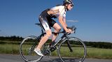 Rennrad - Es lebe der Sport    Beispiel  Marke: Müsing Typ: Onroad Lite Preis: 1800 Euro  Rennräder sind, wie der Name schon sagt, mobile Sportgeräte mit einem einzigen Anspruch: Sport. Rennrad fährt man nicht zum Trödeln. Wer ein Rennrad fährt, der trainiert. Selten sieht man Männer oder Frauen mit den schmalen Schönheiten "nur" zur Arbeit sausen.  Als Trainingsgerät ist ein Rennrad super, doch ohne Trainingsabsichten hat das Rennrad viele Nachteile. Ein echtes Leichtbaurad ist weniger stabil und erfordert viel Pflege und Wartung. Mit Rennpedalen ausgerüstet, lässt sich das Rad kaum mit normalen Schuhen fahren. Die Haltung auf dem Rad erschwert es, den Stadtverkehr im Blick zu behalten. Auf einem Rennrad kann man nicht "sitzen" – das Gewicht ruht auf Händen und Beinen. Für Untrainierte ist das eine Tortur. Und: Wer überhaupt nicht sportlich ist, gibt auf dem Rennrad eine denkbar schlechte Figur ab.    Plus:  Schnell, sportlich, leicht    Minus:  Im Alltag sehr unpraktisch