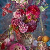 "Frühling" ist diese Fotografie betitelt. Doch während die meisten Menschen diese Jahreszeit vor allem mit blühender Natur assoziieren, versammelt LaChapelle hier vor allem künstlich produzierte Gegenstände