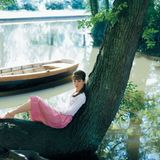 Die Schauspielerin im Garten der Villa, die sie zusammen mit ihrem Ehemann Mel Ferrer für die Dauer der Dreharbeiten angemietet hat. Das Domizil verfügte sogar über einen eigenen See mit Schwänen.  www.taschen.com