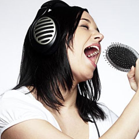 Schwerstarbeit im Kehlkopf: Wenn wir singen oder sprechen, schlagen unsere Stimmlippen mehrere hundert Mal pro Sekunde zusammen
