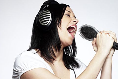 Schwerstarbeit im Kehlkopf: Wenn wir singen oder sprechen, schlagen unsere Stimmlippen mehrere hundert Mal pro Sekunde zusammen