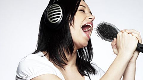 Schwerstarbeit im Kehlkopf: Wenn wir singen oder sprechen, schlagen unsere Stimmlippen mehrere hundert Mal pro Sekunde zusammen