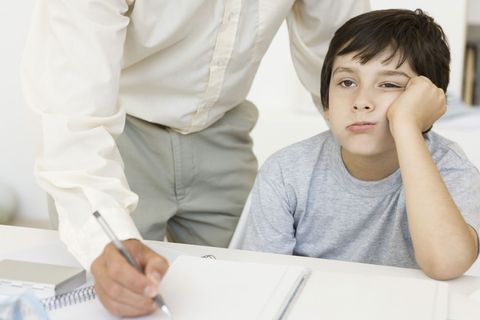 Genervt und überlastet: Wenn Eltern ehrgeiziger sind, als es für das Kind gut ist