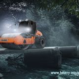 Der Walzenzug Hamm 3412 HAT verdichtet den Untergrund für Straßen und Bauvorhaben. Der Antrieb erfolgt über die grobstolligen Hinterräder, die Walze vorn drückt den Boden zusammen.