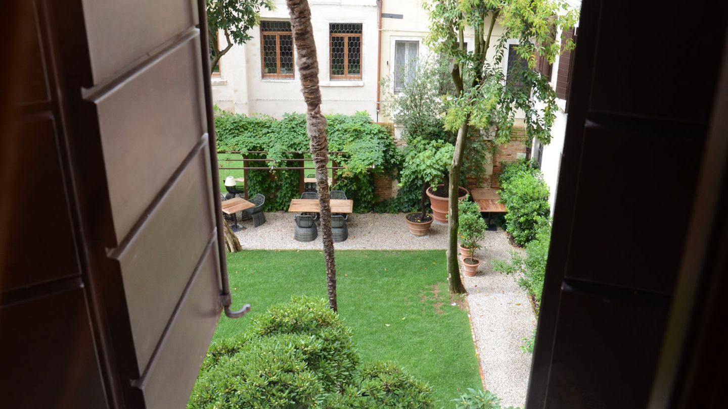 Eine Seltenheit in einem Hotel am Canal Grande: ein grüner Garten mit altem Baumbestand.