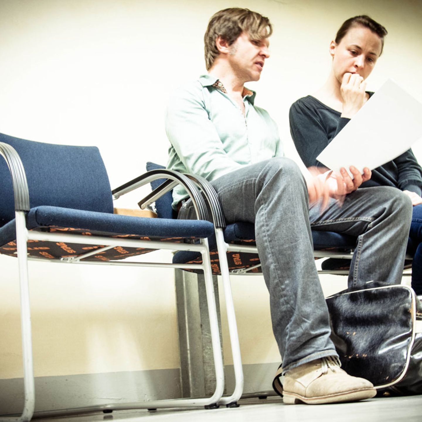 Autor Bernhard Albrecht und Schauspielerin Katja Danowski, die vorgibt, Brustkrebs zu haben, warten auf eine Beratung.