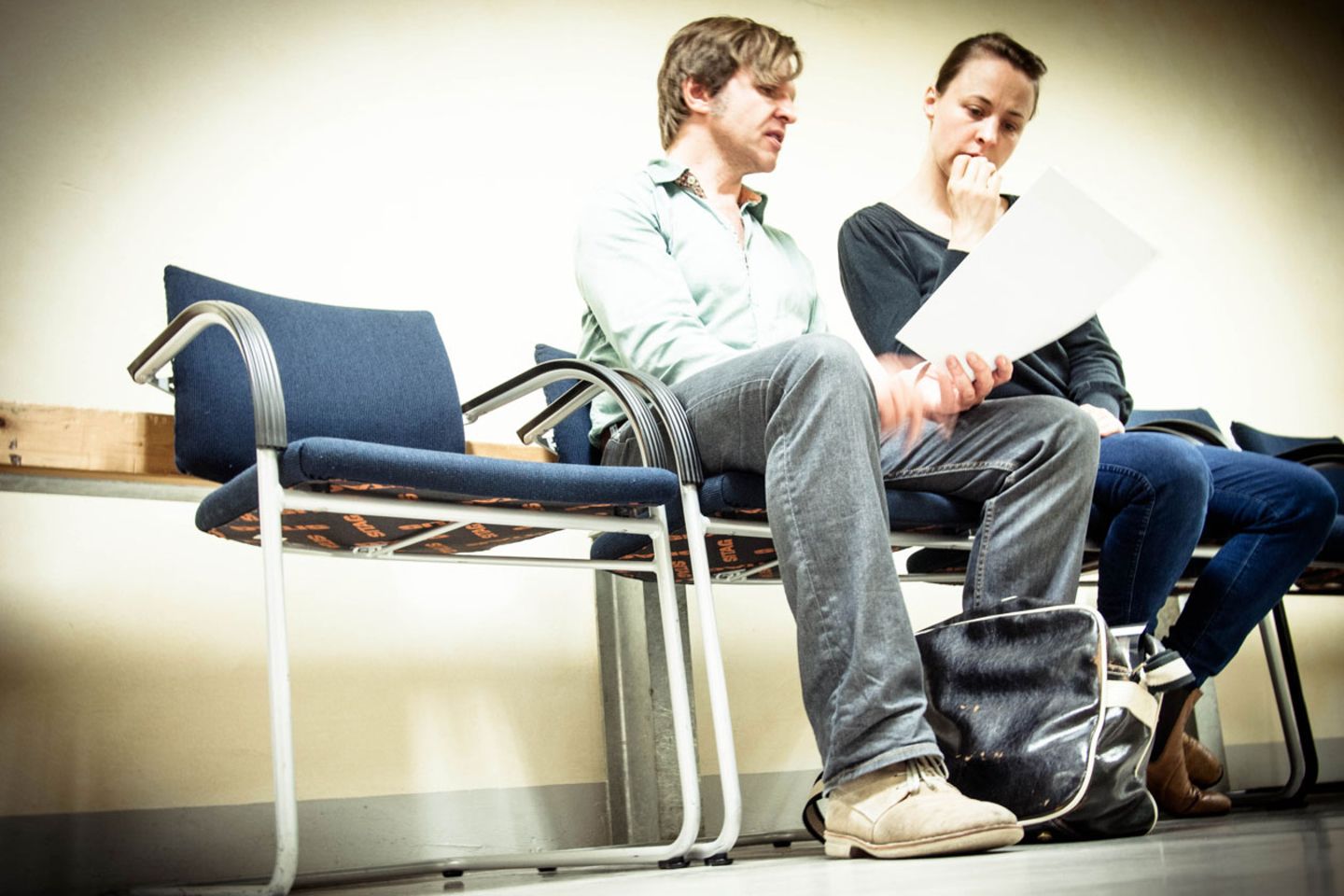 Autor Bernhard Albrecht und Schauspielerin Katja Danowski, die vorgibt, Brustkrebs zu haben, warten auf eine Beratung.