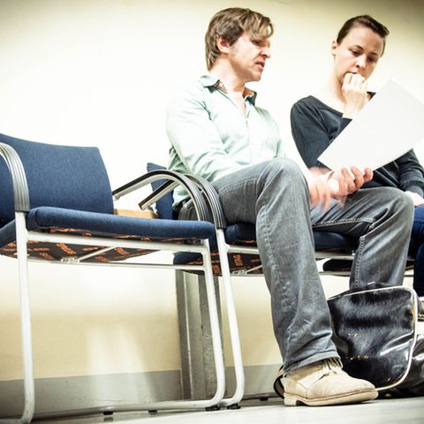 Autor Bernhard Albrecht und Schauspielerin Katja Danowski, die vorgibt, Brustkrebs zu haben, warten auf eine Beratung.