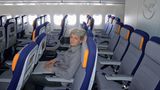 Eng geht es in der Eco zu: Die schmalen Sitze haben zwar den Vorteil, dass sie Steckdosen für Laptops haben und die Sitztasche für Zeitschriften nach oben gewandert ist, wodurch es mehr Beinfreiheit geben soll. Aber in der Praxis sitzt man, wenn der Vordermann die Rückenlehne zurückstellt und man in der Mitte zwischen übergewichtigen Mitreisenden Platz genommen hat, eng wie in der Sardinendose mit dem Monitor fast vor der Nase. Seit Ende April kassiert Lufthansa für die Vorabreservierung von Sitzplätzen bei Langstreckenflügen in den preiswerten Tarifklassen 25 Euro.