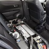 Der Elektromotor leistet 45 kW/60 PS. Als Energiespeicher dient eine Nickel-Metallhydrid-Batterie.