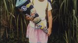 Swantje Dake, Teamleiterin Nachrichten, 1984 in Uslar  Weiße Kniestrümpfe, die aussahen wie selbst gehäkelt. Waren sie aber nicht. Sie rutschten, aber ich liebte sie. Natürlich musste ich sie am Einschulungstag tragen. Und die Lieblingssandalen auch, die weinroten. Dazu der rosa-blaue Rock.   Meine Schultüte glänzte blau-metallic in der Sonne. Sie war schwer, weil gut gefüllt. Mit was, kann ich heute nicht mehr sagen. Ich erinnere mich noch an die Verkehrsschilder, die darauf waren. Eher so ein Jungs-Ding. Aber rosa und Pferde waren nicht meins. Auf eine andere Schultüte waren wir alle neidisch: Katjas Tüte war so prall gefüllt, dass sie kaum zugeknotet werden konnte. Was drin war, war uns egal. Es sah nach viel aus. Aber Katja lächelt auf keinem Foto. Vermutlich war die Bürde einfach zu groß.