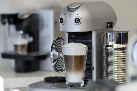 Werden Kaffeemaschinen nicht täglich sauber gehalten, sind sie ein Schlaraffenland für Keime und Pilze.