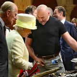 Die Waffen haben das besondere Interesse der Queen geweckt. Hier lässt sie sich verschiedene Schwerter zeigen.