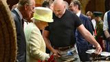 Die Waffen haben das besondere Interesse der Queen geweckt. Hier lässt sie sich verschiedene Schwerter zeigen.