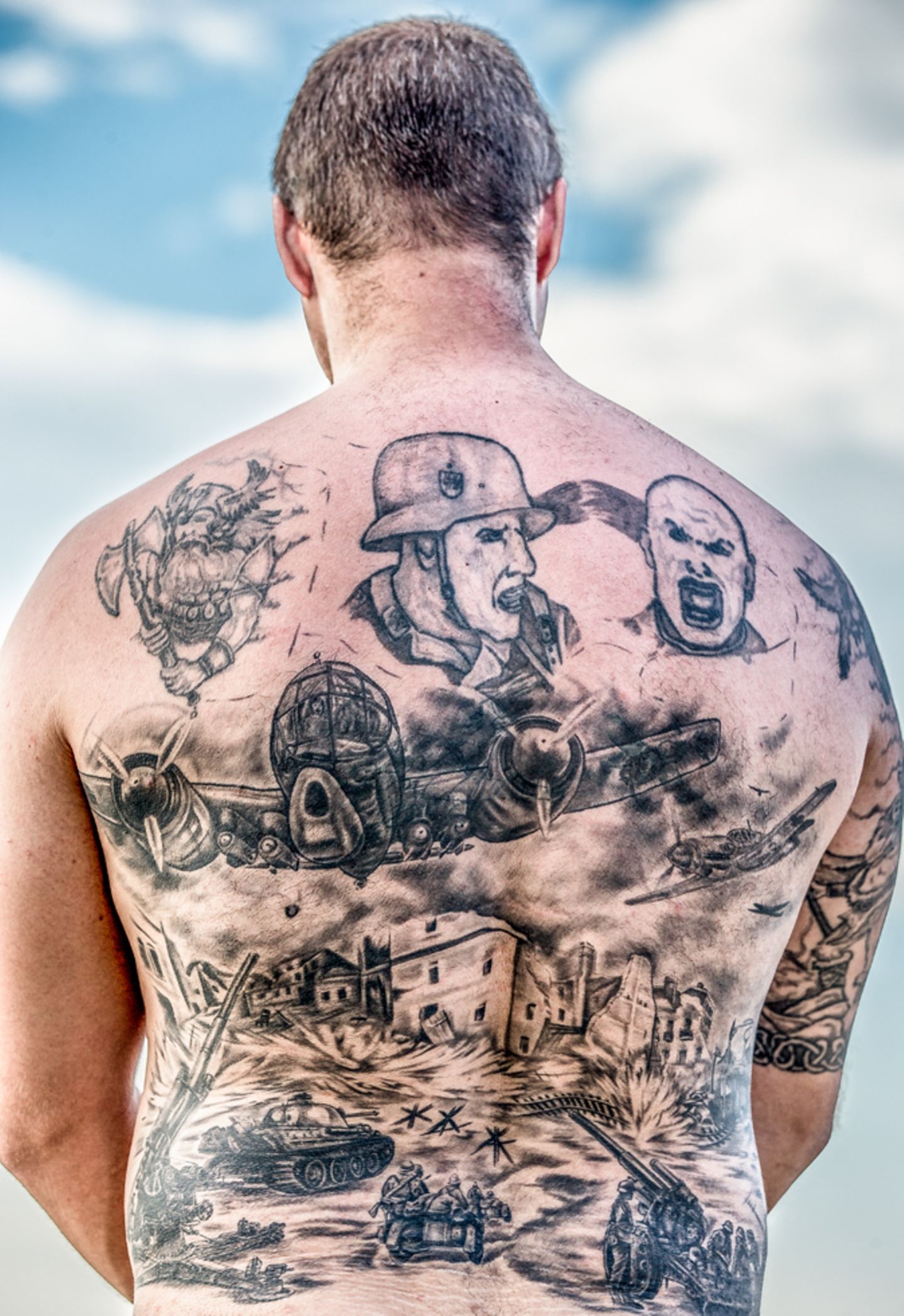 Auf seiner Deutschlandreise stieß Hans-Jürgen Burkard immer wieder auf tätowierte Menschen. In der Lausitz fotografierte er diesen Mann, der Szenen aus dem Zweiten Weltkrieg auf seinem Rücken trägt.