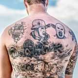 Auf seiner Deutschlandreise stieß Hans-Jürgen Burkard immer wieder auf tätowierte Menschen. In der Lausitz fotografierte er diesen Mann, der Szenen aus dem Zweiten Weltkrieg auf seinem Rücken trägt.
