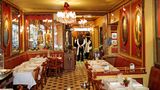 Kaffeehäuser sind Orte der Entschleunigung. Adonis Malamos, selbst Besitzer eines Cafés in Mannheim, hat auf einer 60.000 Kilometer langen Reise durch 20 europäische Länder die schönsten Orte fotografiert, wo Espresso, Einspänner oder eine Bica in besonders stilvollem Ambiente serviert werden. Die besten Aufnahmen sind jetzt in dem Bildband "Die schönsten Cafés in Europa" erschienen.   Auf den folgenden Seiten stellen wir einige Kaffeehäuser mit Fotos und Bildlegenden aus der Neuerscheinung vor.  Le Procope, Paris  Das Café Procope im Quartier Latin zählt zu den ältesten und renommiertesten Kaffeehäusern der Welt. Der gebürtige Sizilianer Procopio dei Coltelli eröffnete 1686 das erste Café von Paris in der heutigen Rue de l’Ancienne Comédie und servierte den Gästen neben Kaffee auch eine Neuheit: Eiscreme.   Bekannt wurde das Kaffeehaus insbesondere als das erste Literaten-Café, da sich hier Schriftsteller und Philosophen der Aufklärung wie Voltaire, Diderot, Hugo, Balzac oder auch Rousseau regelmäßig zu Diskussionsrunden trafen. Das Café wird mit der Entstehung des geistigen Fundaments der französischen Revolution in Verbindung gebracht.