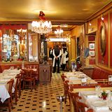 Kaffeehäuser sind Orte der Entschleunigung. Adonis Malamos, selbst Besitzer eines Cafés in Mannheim, hat auf einer 60.000 Kilometer langen Reise durch 20 europäische Länder die schönsten Orte fotografiert, wo Espresso, Einspänner oder eine Bica in besonders stilvollem Ambiente serviert werden. Die besten Aufnahmen sind jetzt in dem Bildband "Die schönsten Cafés in Europa" erschienen.   Auf den folgenden Seiten stellen wir einige Kaffeehäuser mit Fotos und Bildlegenden aus der Neuerscheinung vor.  Le Procope, Paris  Das Café Procope im Quartier Latin zählt zu den ältesten und renommiertesten Kaffeehäusern der Welt. Der gebürtige Sizilianer Procopio dei Coltelli eröffnete 1686 das erste Café von Paris in der heutigen Rue de l’Ancienne Comédie und servierte den Gästen neben Kaffee auch eine Neuheit: Eiscreme.   Bekannt wurde das Kaffeehaus insbesondere als das erste Literaten-Café, da sich hier Schriftsteller und Philosophen der Aufklärung wie Voltaire, Diderot, Hugo, Balzac oder auch Rousseau regelmäßig zu Diskussionsrunden trafen. Das Café wird mit der Entstehung des geistigen Fundaments der französischen Revolution in Verbindung gebracht.