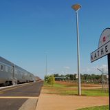 Zum ersten planmäßigen Halt kommt es nach knapp vier Stunden Fahrt in Katherine. Hier hält "The Ghan" nicht nur wenige Minuten, sondern fast fünf Stunden. Nicht allein um entgegenkommende Güterzüge passieren zu lassen, sondern damit die Passagiere auch Zeit für einen Ausflug in den Nitmiluk-Nationalpark haben.