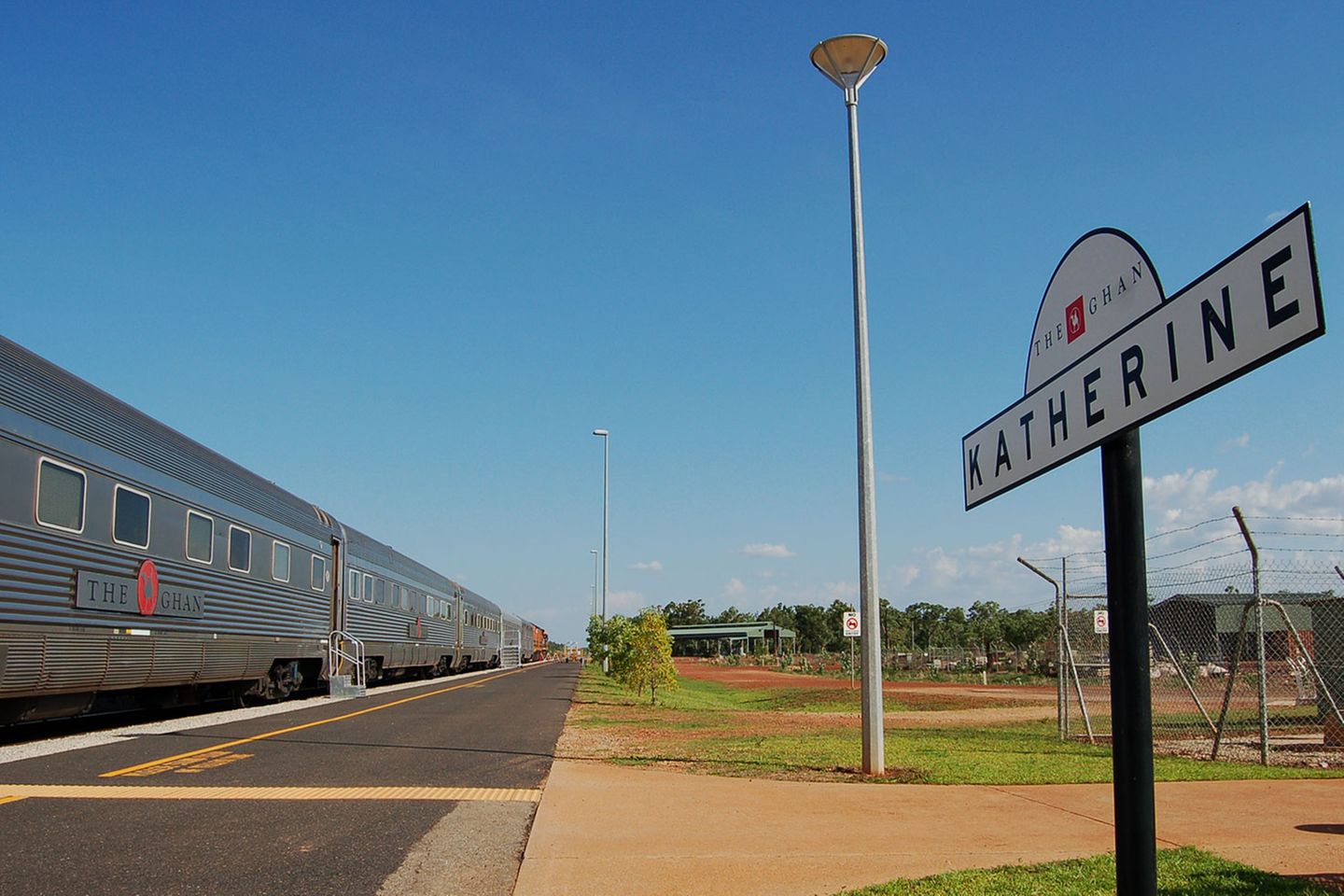 Von Darwin nach Alice Springs: Zum ersten planmäßigen Halt kommt es nach knapp vier Stunden Fahrt in Katherine. Hier hält "The Ghan" nicht nur wenige Minuten, sondern fast fünf Stunden. Nicht allein um entgegenkommende Güterzüge passieren zu lassen, sondern damit die Passagiere auch Zeit für einen Ausflug in den Nitmiluk-Nationalpark haben. Zum ersten planmäßigen Halt kommt es nach knapp vier Stunden Fahrt in Katherine. Hier hält "The Ghan" nicht nur wenige Minuten, sondern fast fünf Stunden. Nicht allein um entgegenkommende Güterzüge passieren zu lassen, sondern damit die Passagiere auch Zeit für einen Ausflug in den Nitmiluk-Nationalpark haben.