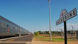 Zum ersten planmäßigen Halt kommt es nach knapp vier Stunden Fahrt in Katherine. Hier hält "The Ghan" nicht nur wenige Minuten, sondern fast fünf Stunden. Nicht allein um entgegenkommende Güterzüge passieren zu lassen, sondern damit die Passagiere auch Zeit für einen Ausflug in den Nitmiluk-Nationalpark haben.