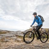 Die neue Element-Reihe kombiniert Ideen aus dem Mountainbike- und Rennradbereich und ist dadurch besonders vielseitig. Preisidee für eine Jacke: 200 Euro.