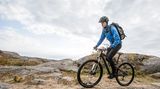 Die neue Element-Reihe kombiniert Ideen aus dem Mountainbike- und Rennradbereich und ist dadurch besonders vielseitig. Preisidee für eine Jacke: 200 Euro.
