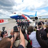 Großer Bahnhof für die Medien: Die Repräsentanten von Air Berlin, Boeing und dem Berliner Flughafen Tegel beziehen vor dem Flugzeug Stellung, flankiert von zwei Stewardessen