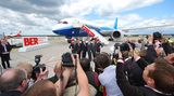 Großer Bahnhof für die Medien: Die Repräsentanten von Air Berlin, Boeing und dem Berliner Flughafen Tegel beziehen vor dem Flugzeug Stellung, flankiert von zwei Stewardessen