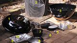 Ein Weber-Kugelgrill frisch aus dem Karton. Weber-Stephen ist die bekannteste Kugelgrillmarke aber nicht die einzige. In Deutschland sind auch Geräte von Landmann, Outdoor Chef und Dancook sehr beliebt. Der Zusammenbau eines Kugelgrills ist ein wenig komplizierter als der eines "normalen" Grills. Die wichtigsten Teile sind: der Deckel (1), das Grillrost für das Grillgut (2). Eine Seite des Rostes kann aufgeklappt werden, um Holzkohle nachzulegen. Die untere Kugelhälfte (3) nimmt die beiden Grillroste und die Grillkohle auf. Über den Ring (4) wird später die Luftzufuhr geregelt. Unerlässlich für das indirekte Grillen: das Thermometer (5). In das untere Grillrost kommt später die Holzkohle. Der Messbecher (7) hilft ungemein beim Abschätzen der Holzkohlenmenge – die meisten nehmen viel zu viel. Im Aschetopf rieselt beim Grillen die Holzkohlenreste. Eine Aluschale (9) sitzt zwischen der Holzkohle und fängt tropfendes Fett auf. Die Holzkohlenhalter (10) halten die Holzkohle am Rand des Grills.
