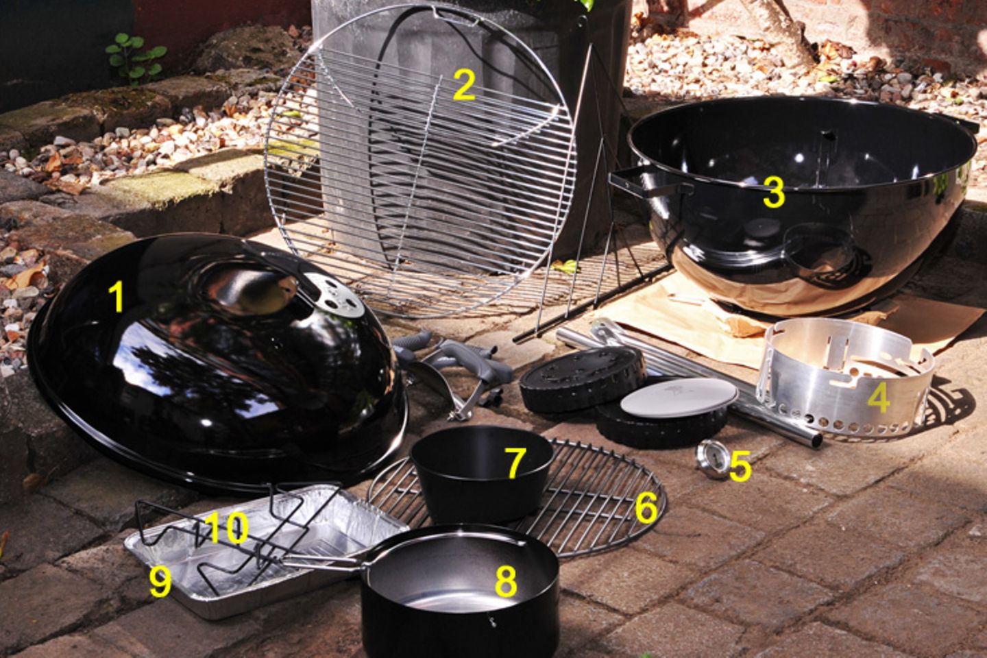 Deckel drauf und gut: Ein Weber-Kugelgrill frisch aus dem Karton. Weber-Stephen ist die bekannteste Kugelgrillmarke aber nicht die einzige. In Deutschland sind auch Geräte von Landmann, Outdoor Chef und Dancook sehr beliebt. Der Zusammenbau eines Kugelgrills ist ein wenig komplizierter als der eines "normalen" Grills. Die wichtigsten Teile sind: der Deckel (1), das Grillrost für das Grillgut (2). Eine Seite des Rostes kann aufgeklappt werden, um Holzkohle nachzulegen. Die untere Kugelhälfte (3) nimmt die beiden Grillroste und die Grillkohle auf. Über den Ring (4) wird später die Luftzufuhr geregelt. Unerlässlich für das indirekte Grillen: das Thermometer (5). In das untere Grillrost kommt später die Holzkohle. Der Messbecher (7) hilft ungemein beim Abschätzen der Holzkohlenmenge – die meisten nehmen viel zu viel. Im Aschetopf rieselt beim Grillen die Holzkohlenreste. Eine Aluschale (9) sitzt zwischen der Holzkohle und fängt tropfendes Fett auf. Die Holzkohlenhalter (10) halten die Holzkohle am Rand des Grills. Ein Weber-Kugelgrill frisch aus dem Karton. Weber-Stephen ist die bekannteste Kugelgrillmarke aber nicht die einzige. In Deutschland sind auch Geräte von Landmann, Outdoor Chef und Dancook sehr beliebt. Der Zusammenbau eines Kugelgrills ist ein wenig komplizierter als der eines "normalen" Grills. Die wichtigsten Teile sind: der Deckel (1), das Grillrost für das Grillgut (2). Eine Seite des Rostes kann aufgeklappt werden, um Holzkohle nachzulegen. Die untere Kugelhälfte (3) nimmt die beiden Grillroste und die Grillkohle auf. Über den Ring (4) wird später die Luftzufuhr geregelt. Unerlässlich für das indirekte Grillen: das Thermometer (5). In das untere Grillrost kommt später die Holzkohle. Der Messbecher (7) hilft ungemein beim Abschätzen der Holzkohlenmenge – die meisten nehmen viel zu viel. Im Aschetopf rieselt beim Grillen die Holzkohlenreste. Eine Aluschale (9) sitzt zwischen der Holzkohle und fängt tropfendes Fett auf. Die Holzkohlenhalter (10) halten die Holzkohle am Rand des Grills.