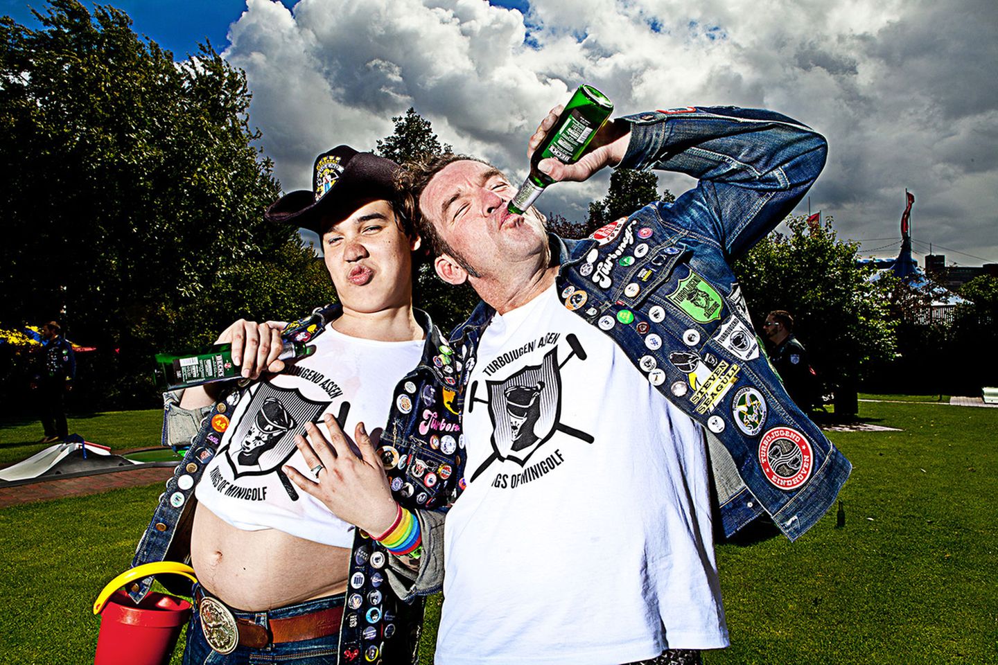 Namen sind alles: Cato, dessen Warrior Name Party Cowboy ist, und Big Al, der auch Big Huero heißt, beim Minigolf mit Eimerchen und Bierchen