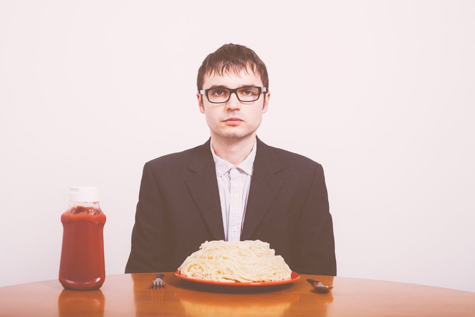 Fast Food für Start-ups: Genau so muss das in einem Start-up aussehen: ein Berg mit Nudeln, daneben die Ketchup-Flasche. Genau so muss das in einem Start-up aussehen: ein Berg mit Nudeln, daneben die Ketchup-Flasche.